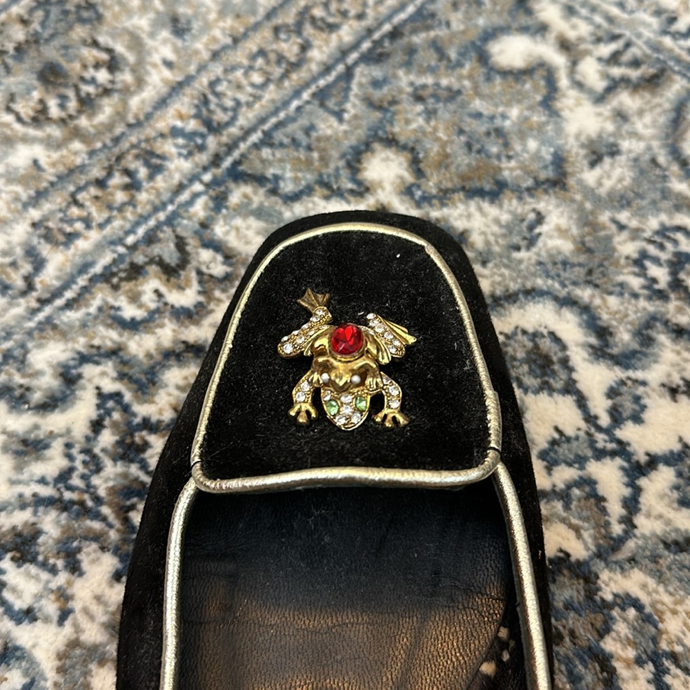 Beverly Feldman black loafers with gold-tone frog pendant - Picture 4 of 4